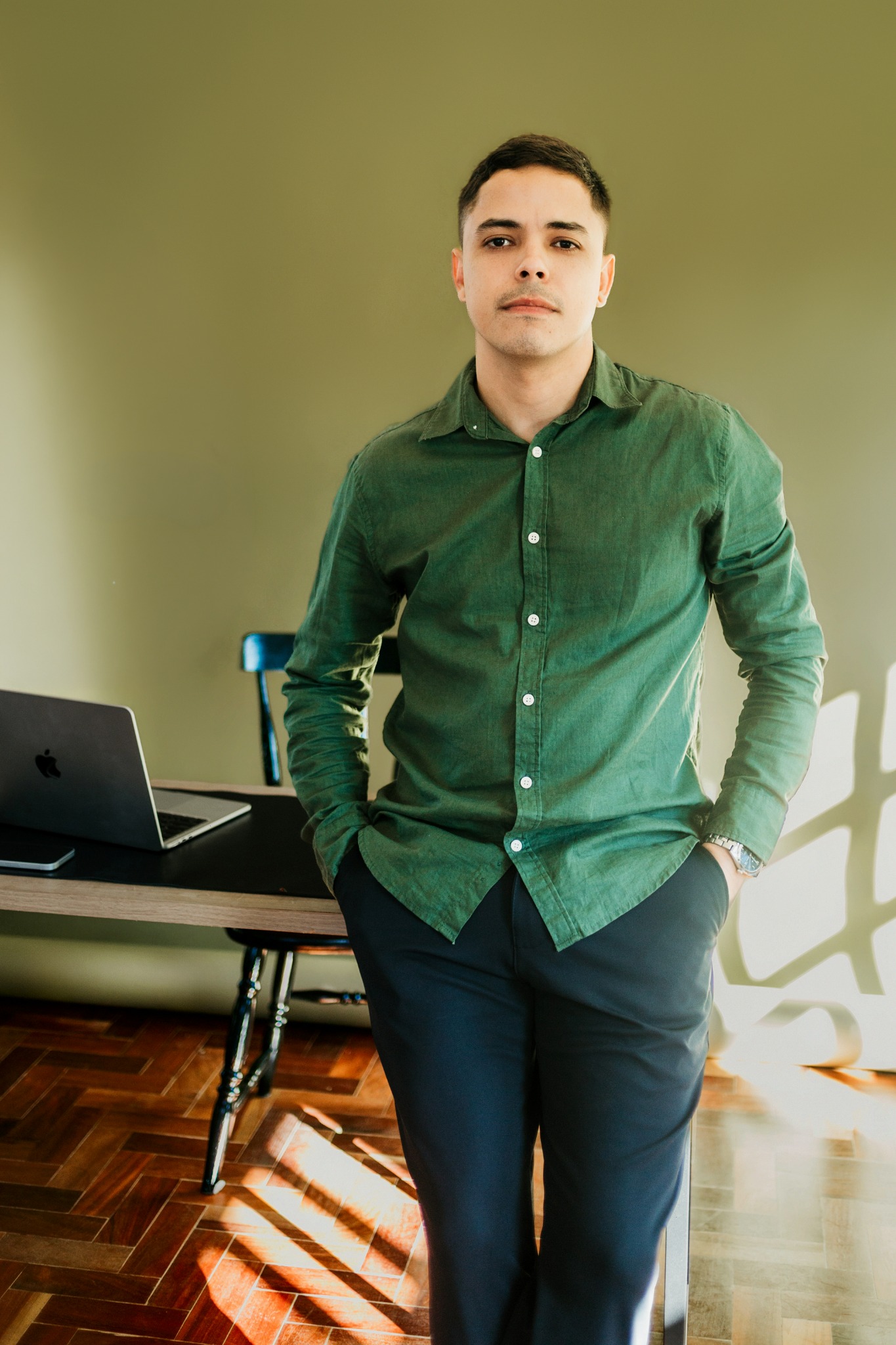 Adilson Murilo, fundador da Monteiro Finanças, usando camisa verde